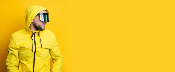Young Man Virtual Reality Glasses Yellow Jacket Looks Away Yellow — Foto de Stock