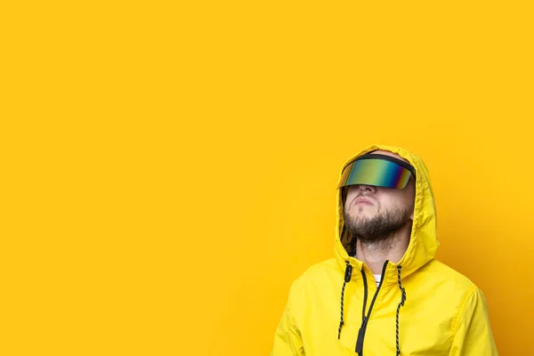 Joven Gafas Realidad Virtual Mira Hacia Arriba Sobre Fondo Amarillo — Foto de Stock