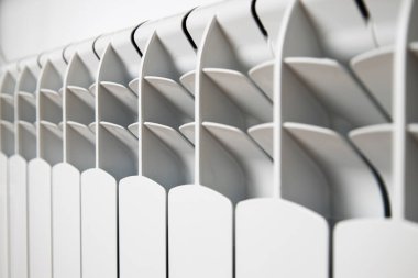 Işık duvarında beyaz ısıtıcı. Isıtma ve ısı kavramı.