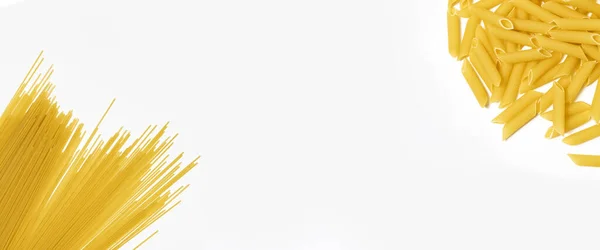 Сухая Паста Длинные Спагетти Белом Фоне Вид Сверху Плоский Баннер — стоковое фото