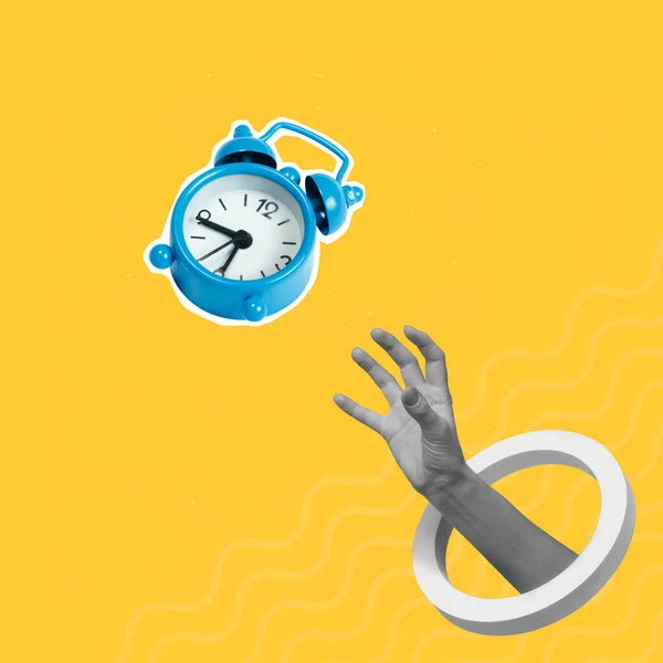 手キャッチ飛行目覚まし時計上の創造的な抽象的な黄色の背景 — ストック写真