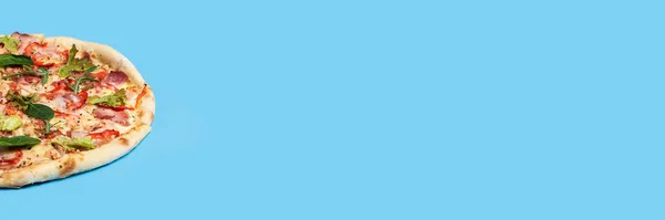 Ολόκληρη Πίτσα Φρέσκια Ζεστή Μπλε Φόντο Πάνω Άποψη Επίπεδη Lay — Φωτογραφία Αρχείου