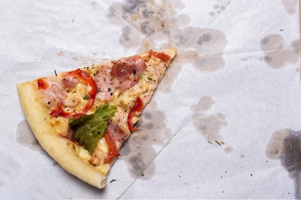 Tranche Pizza Fraîche Sur Emballage Sur Fond Bleu Vue Dessus — Photo