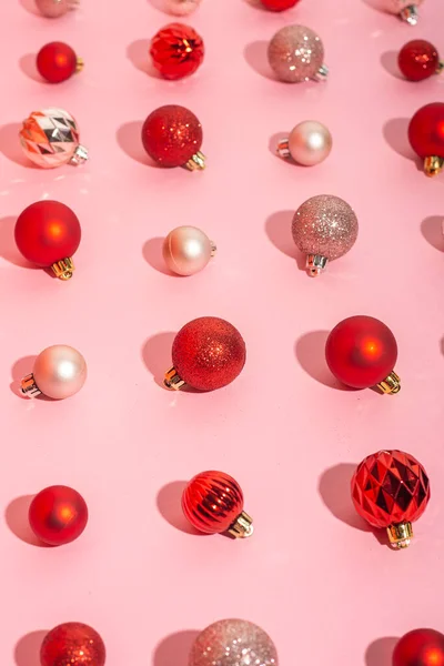 Rode Roze Decoratieve Ballen Een Roze Achtergrond Bovenaanzicht Vlak Lay — Stockfoto
