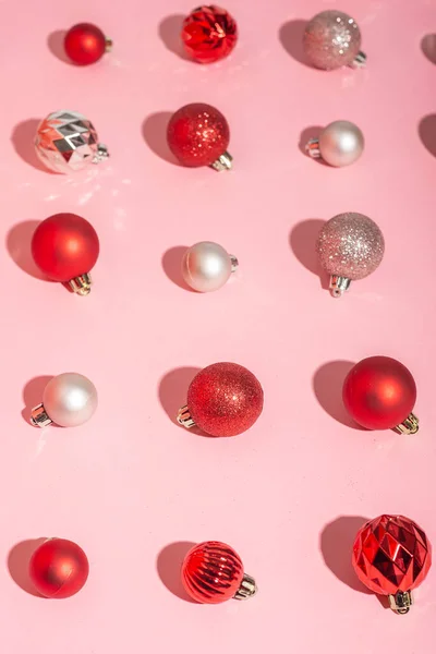 Bolas Decorativas Vermelhas Rosa Fundo Rosa Vista Superior Flat Lay — Fotografia de Stock