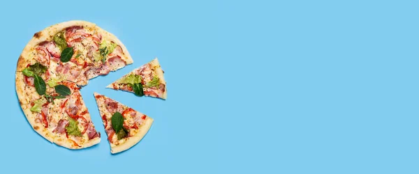Pokroić Plasterki Świeżej Gorącej Pizzy Niebieskim Tle Widok Góry Płaski — Zdjęcie stockowe