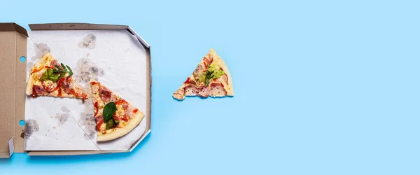 Scheiben Mit Heißer Frischer Pizza Kartonverpackung Auf Blauem Hintergrund Draufsicht — Stockfoto