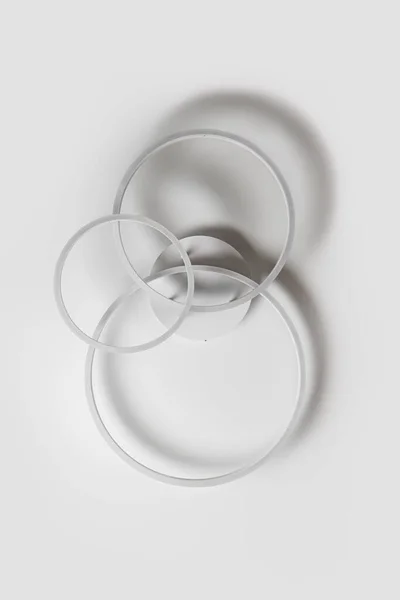 Lustr Formě Tří Prstenů Proti Bílému Stropu — Stock fotografie