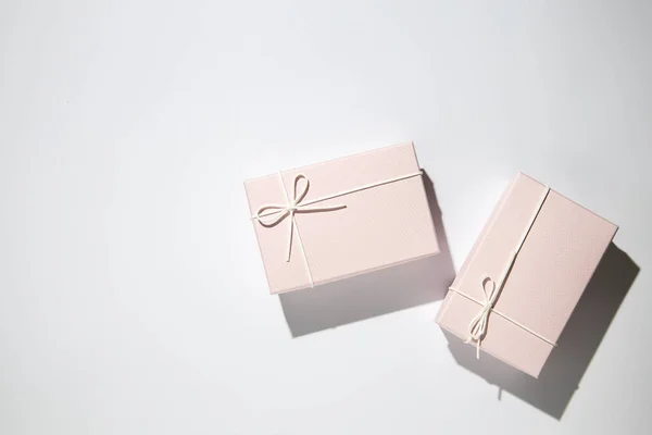 白い背景に淡いピンクのギフトボックスが2つ トップビュー フラットレイアウト — ストック写真