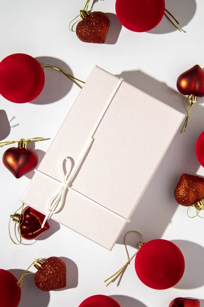 クリスマスのおもちゃの隣のギフト包装は白い背景にある トップビュー フラットレイアウト — ストック写真