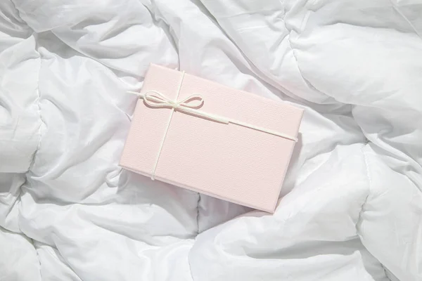 Caixa Presente Rosa Claro Tecido Branco Amassado Vista Superior Flat — Fotografia de Stock