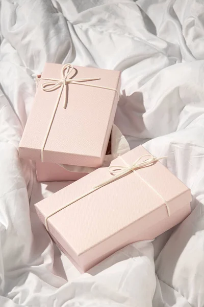砕いた白い布の上に2つの薄いピンクのギフトボックス トップビュー フラットレイアウト — ストック写真