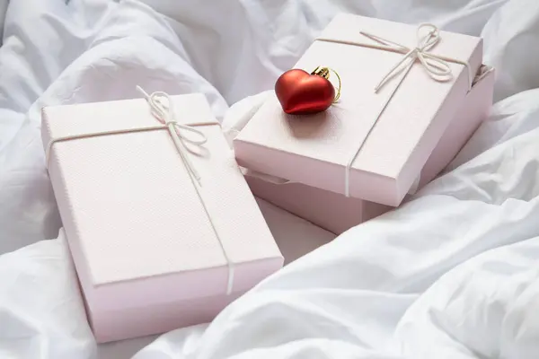 Coffrets Cadeaux Coeur Décoratif Jouet Noël Sur Tissu Blanc Froissé — Photo