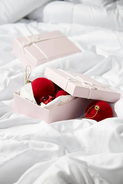 Caixas Presente Com Brinquedos Decorativos Natal Tecido Branco Vista Superior — Fotografia de Stock