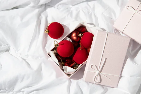 白い布にクリスマスのおもちゃとギフトボックス トップビュー フラットレイアウト — ストック写真