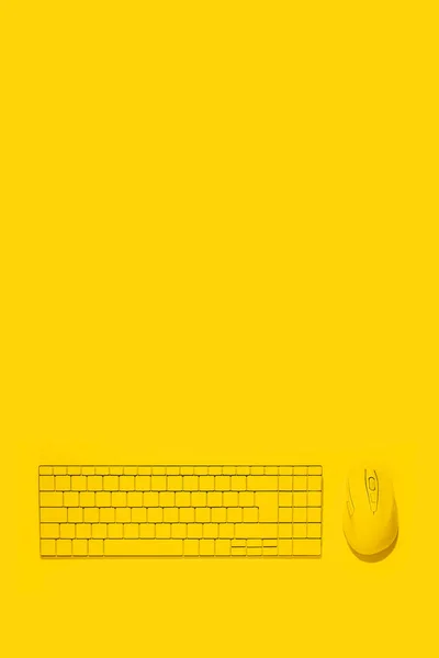 Sarı Arka Planda Sarı Klavye Sarı Bilgisayar Faresi Üst Manzara — Stok fotoğraf