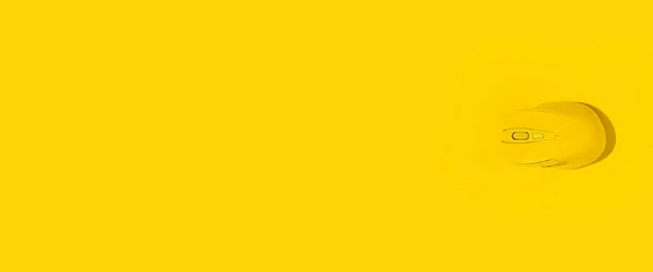 Rato Computador Sem Fios Amarelo Sobre Fundo Amarelo Vista Superior — Fotografia de Stock