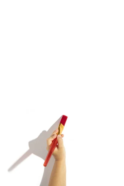 Çocuğun Sol Eli Beyaz Arka Planda Bir Fırça Tutuyor Üst — Stok fotoğraf