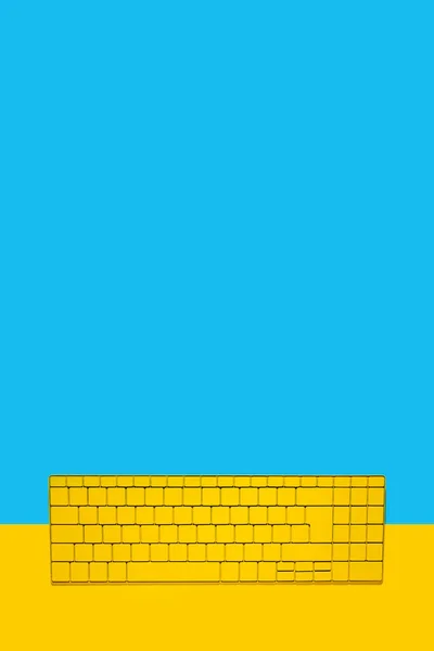 黄色の青の背景に黄色のワイヤレスキーボード トップビュー フラットレイアウト — ストック写真
