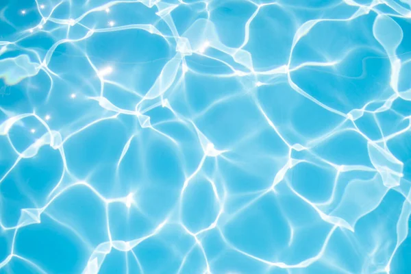 Güneş Işınlarının Altındaki Havuzda Berrak Mavi Stok Fotoğraf