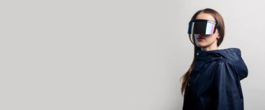 Sanal gerçeklik gözlüklü ve arka planda mavi ceketli bir kadın. Pankart. 