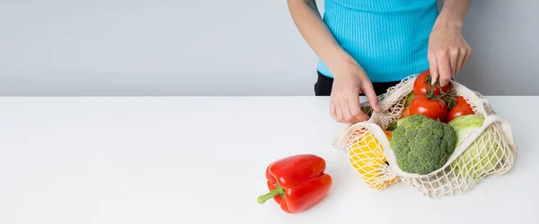 Kadınların Elleri Beyaz Bir Masadaki Poşetten Taze Sebzeleri Çıkarır Pankart Telifsiz Stok Fotoğraflar