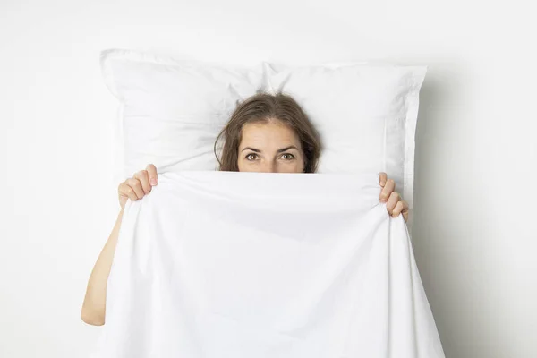 Молодая Женщина Лежа Кровати Покрывает Себя Белым Полотном Вид Сверху Стоковое Изображение