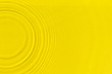 Su yüzeyine düşen su damlaları. Üst manzara, düz uzanma.