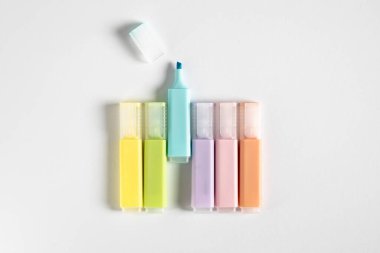 Beyaz arka planda renkli kalemler. Üst manzara, düz uzanma.