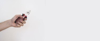 Beyaz arka planda pense tutan bir adam. Pankart.