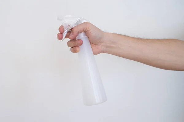 Människans Hand Håller Sprayflaska Vit Bakgrund — Stockfoto