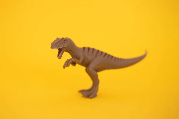 Plastikowa Zabawka Dinozaura Żółtym Tle — Zdjęcie stockowe