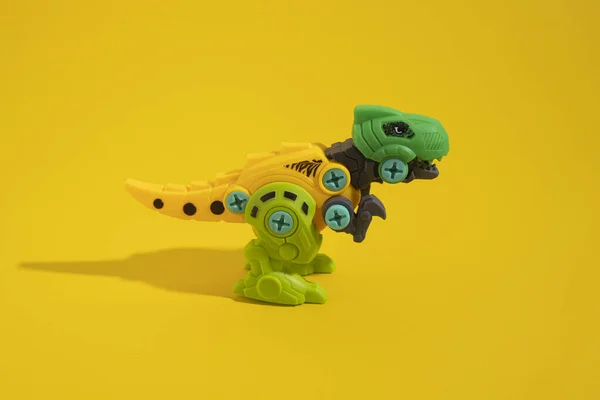 Sarı Arka Planda Plastik Dinozor Oyuncağı — Stok fotoğraf