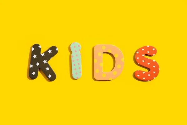 Palavra Crianças Letras Multicoloridas Alfabeto Fundo Amarelo Vista Superior Flat — Fotografia de Stock