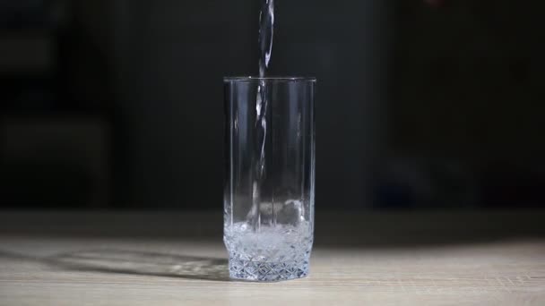 Close Slow Motion Заповнення Прозорого Скла Холодною Водою Скляної Пляшки — стокове відео