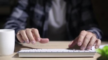 İş adamı elleri dizüstü bilgisayar klavyesinde 4K Hands dokunarak bulut veri ağı sosyal medya, tablet bilgisayarda çalışan iş kadını, klavye 4K üzerinde insan eli uzatıyor