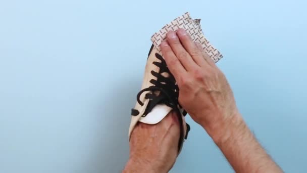 Ayakkabıları Peçeteyle Silmiş Ayakkabı Bakımı — Stok video
