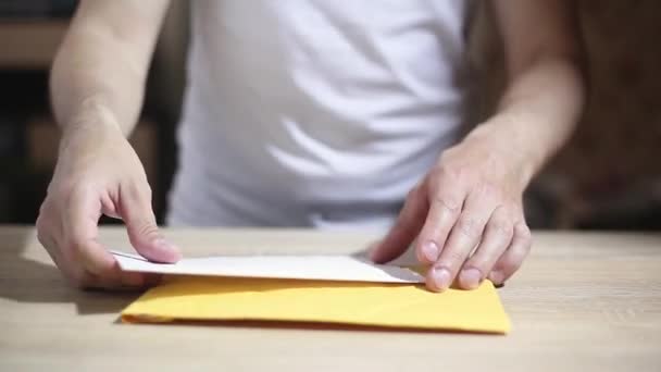 Посміхнений Азіатський Чоловік Який Відкриває Паперовий Конверт Читаючи Листи Доброю — стокове відео