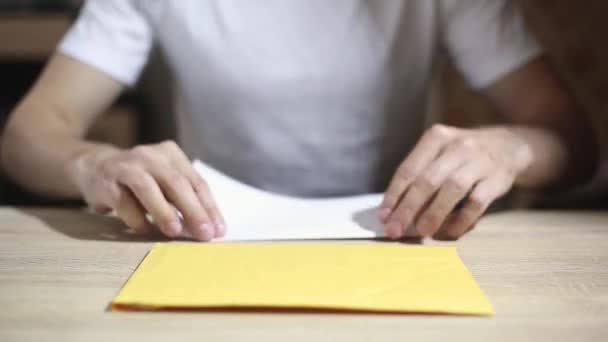 Cinematic Close Shot Man Put Letter Amplop Send Konsep Korespondensi — Stok Video