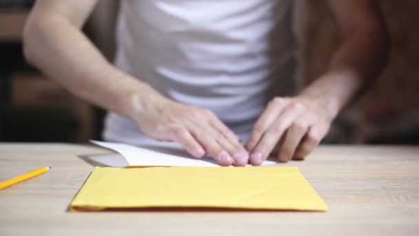 Bir Adamın Sinematik Yakın Çekimi Göndermeden Önce Zarfa Bir Mektup — Stok video