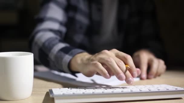 Adam Doldurur Kontrol Eder Belgeleri Imzalar Sadece Eller Görülebilir Dar — Stok video