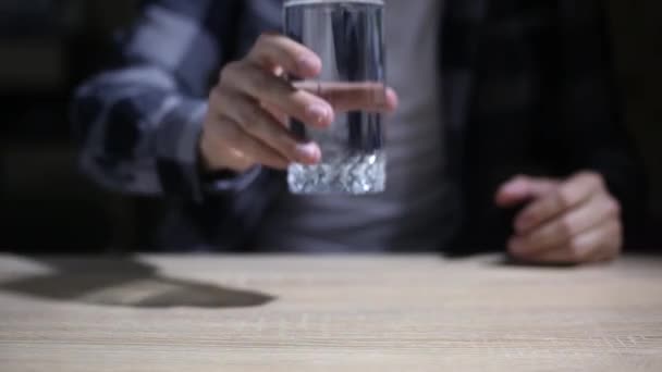 Uomo Versa Acqua Limpida Una Bottiglia Plastica Bicchiere — Video Stock