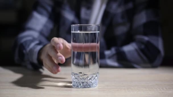 Ένας Άνθρωπος Ρίχνει Καθαρό Νερό Από Ένα Πλαστικό Μπουκάλι Ένα — Αρχείο Βίντεο