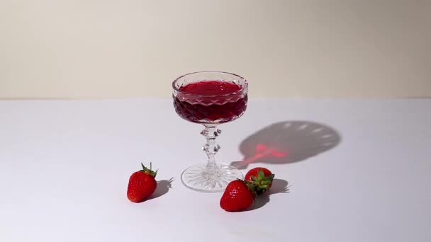 Ένα Ποτήρι Κρασί Και Φράουλες Στο Τραπέζι Μια Ηλιόλουστη Μέρα — Αρχείο Βίντεο