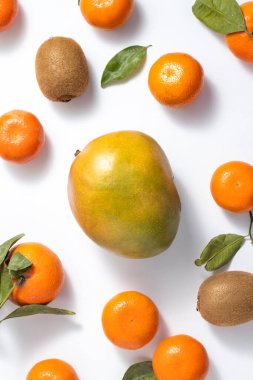 Taze meyve mangosu, beyaz arka planda mandalina kivisi. Üst manzara, düz uzanma.