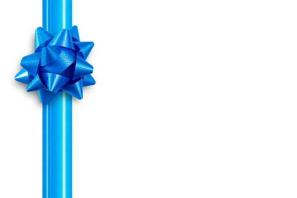 蓝色缎带 有一个弓作为礼物在一个孤立的白色背景 — 图库照片