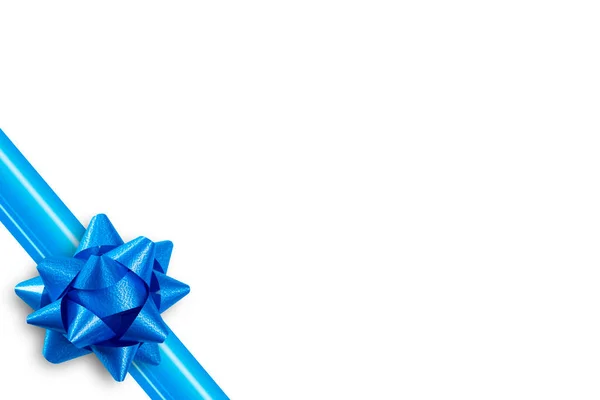 蓝色缎带 有一个弓作为礼物在一个孤立的白色背景 — 图库照片