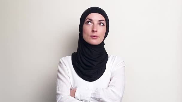 Jonge Vrouw Hijab Denken Witte Achtergrond — Stockvideo