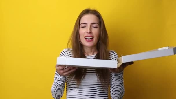 Jonge Vrouw Holding Pizza Gele Achtergrond — Stockvideo