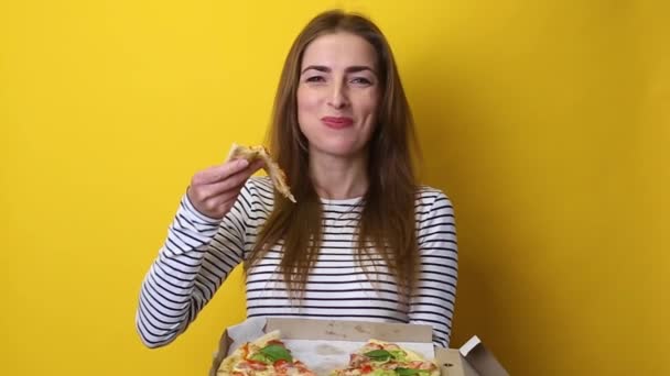 Jovem Mulher Comendo Pizza Fundo Amarelo — Vídeo de Stock